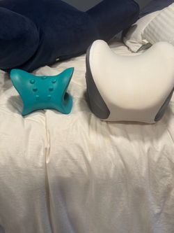 2 neck supports
