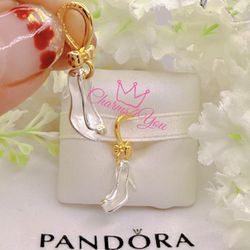 Adorable Charm de plata 925 para pulsera Pandora Momentos.