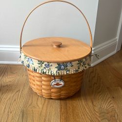 Longaberger Large Round Serving/Picnic Basket With Lid