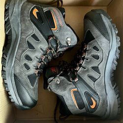 BRAND NEW BOYS size 5 Hiking Boots 