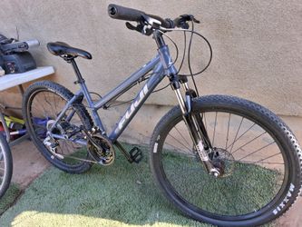 Woman's Fuji mountain bike size medium