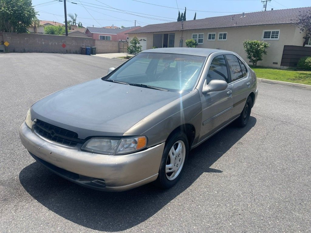 Nissan altima 99.
