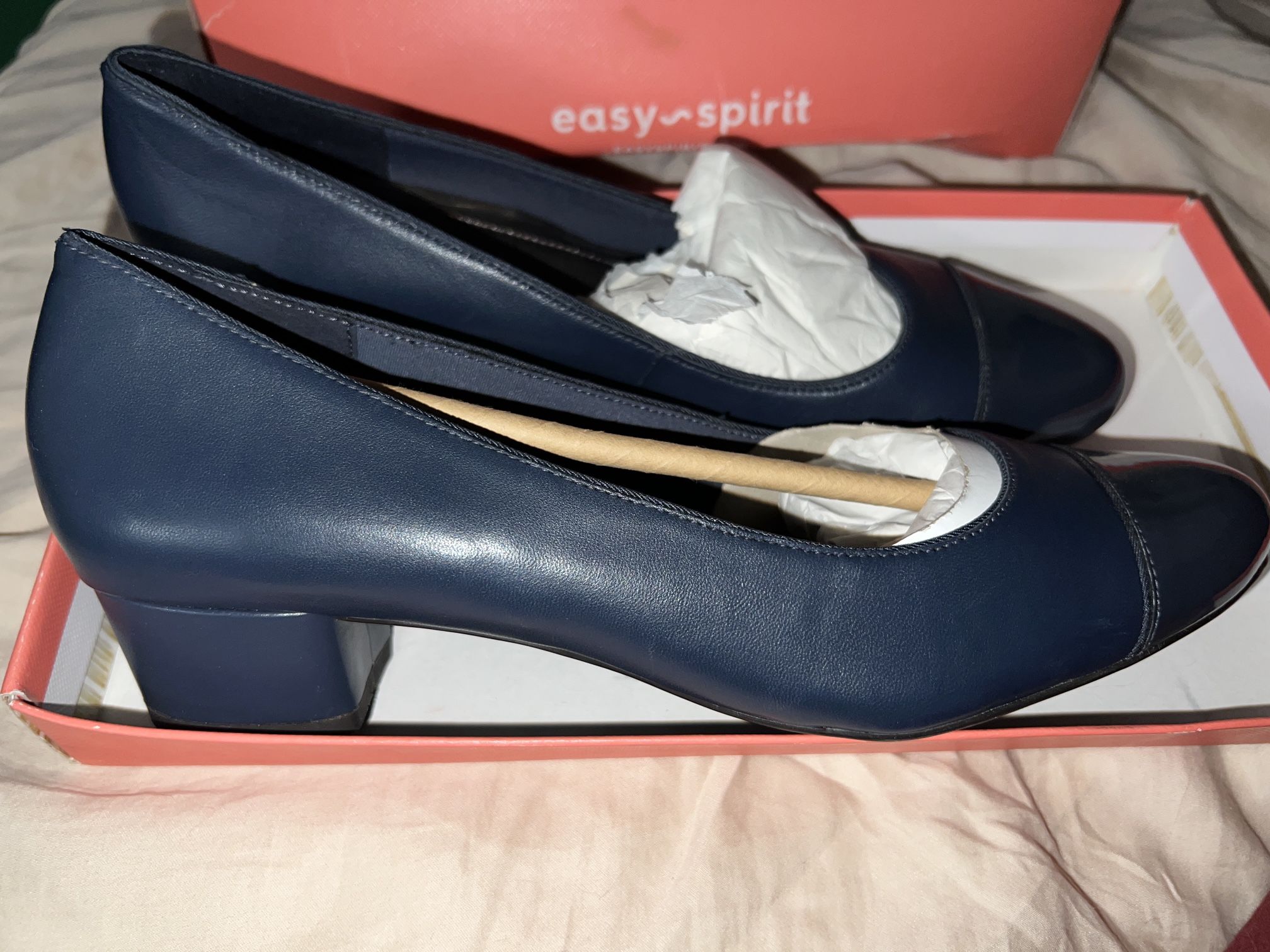 New Navy blue Sz: 8 Narrow Easy Spirit Pumps