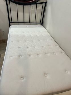 Twin bed almost new
