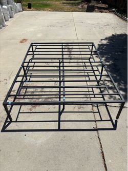 Queen-size Metal Bedframe