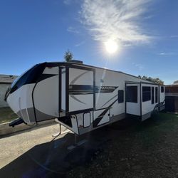 2022 Coachmen CHAPARRAL FOREST RIVER - solar panel