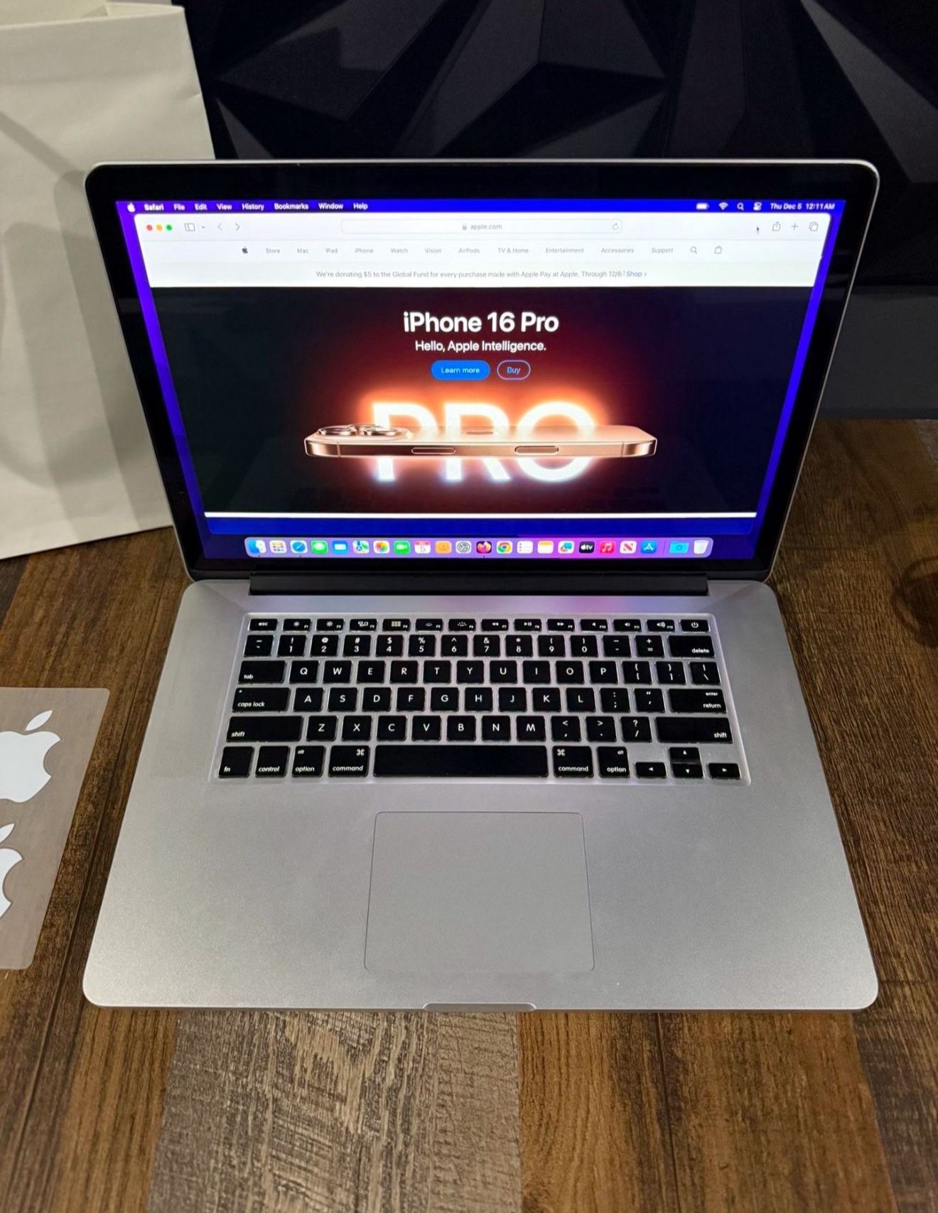 15 Inch Apple MacBook Pro Laptop Computer Bundle Very Sleek And Clean Nice LOOK