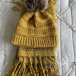 Set of hat and scarf.