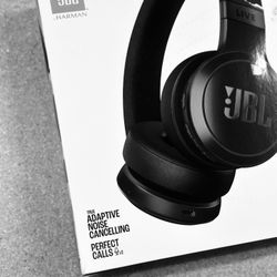JBL by Harman  Live 675NC Wireless True Adaptive Noise Cancelling Headphones