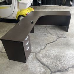 Large L shaped office desk