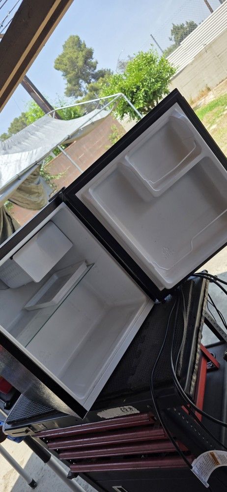 Hisense Mini  Cooler  Works Great 