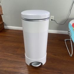 Munchkin Diaper Pail