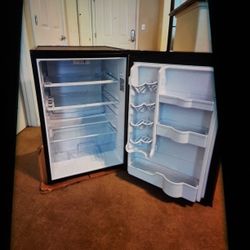 Danby Refrigerator Model: Danby Daro 44A6BSLDB