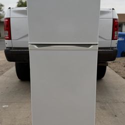 Magic Chef Top Freezer Refrigerator - Delivery Available!