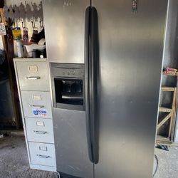 Refrigerator 
