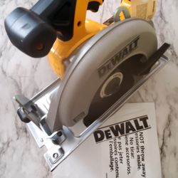 DeWalt 20V Sierra Circular 6 1/2 NUEVA!!!  DeWalt 20V Circular Saw 6 1/2 NEW!!!