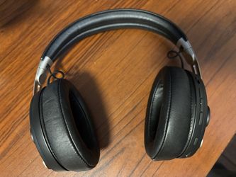 Sennheiser Momentum 3 Wireless Over-Ear Bluetooth Headphones Black like new.