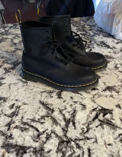 Doc Martens Ladies Size 7 Male Size 6