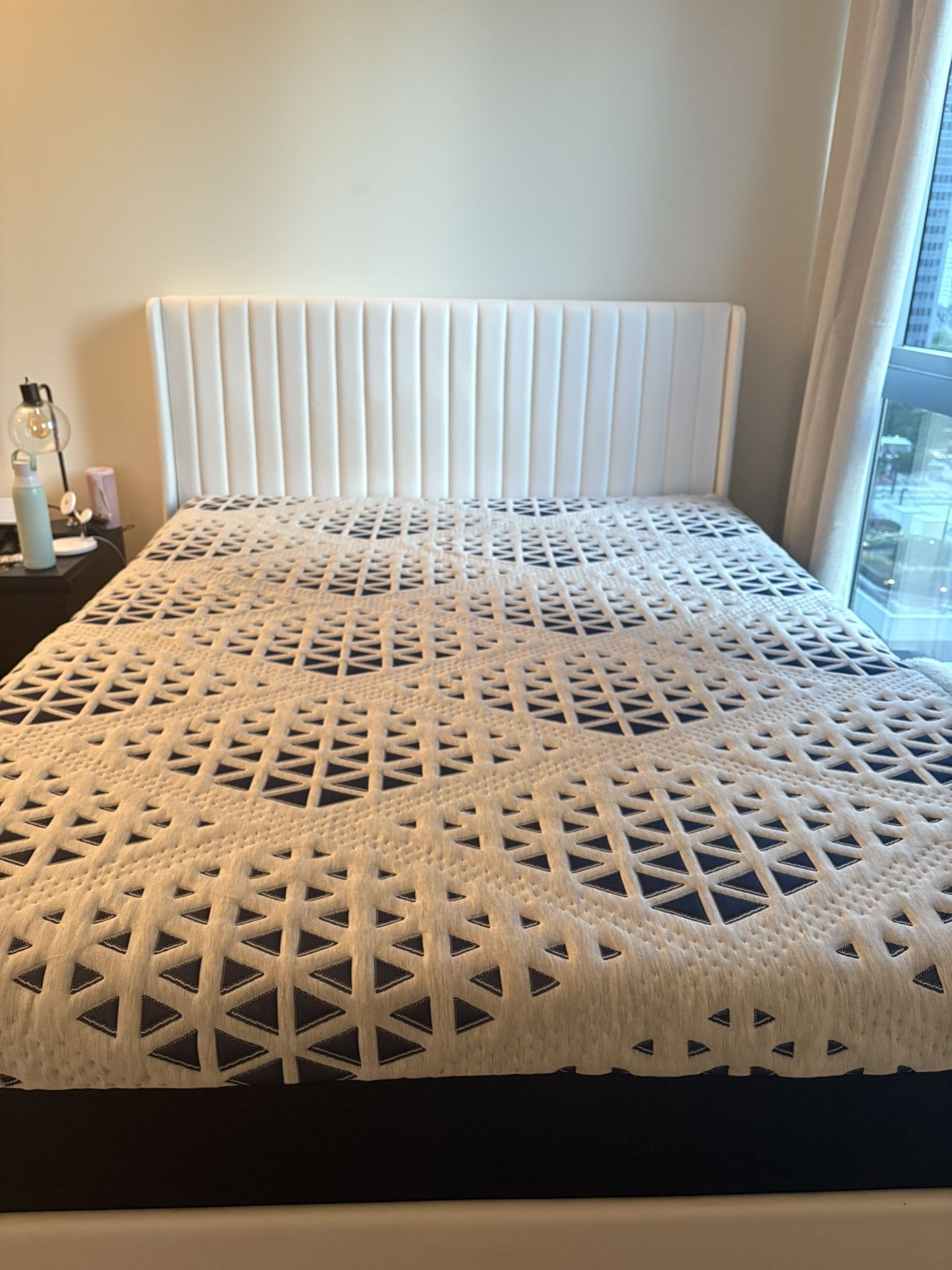 SLEEPY’S Queen Mattress & Bed Frame!