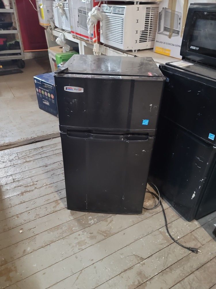 MicroFridge Freezer/ Refrigerator In Excellent Conditione