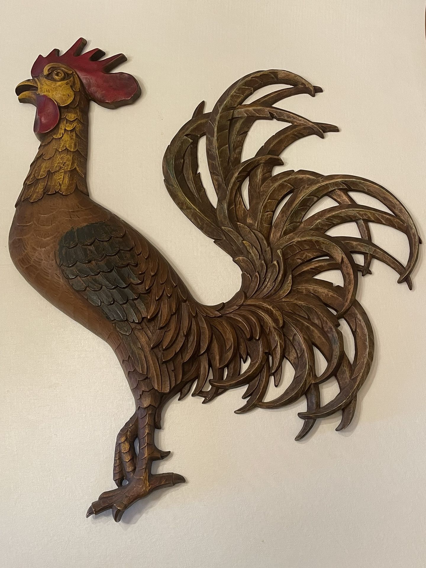 This Vintage Syroco Rooster Wall Hanging is a Mid Century Modern plaque featuring a brown rooster design. Made of very heavy resin/ plastic and measur