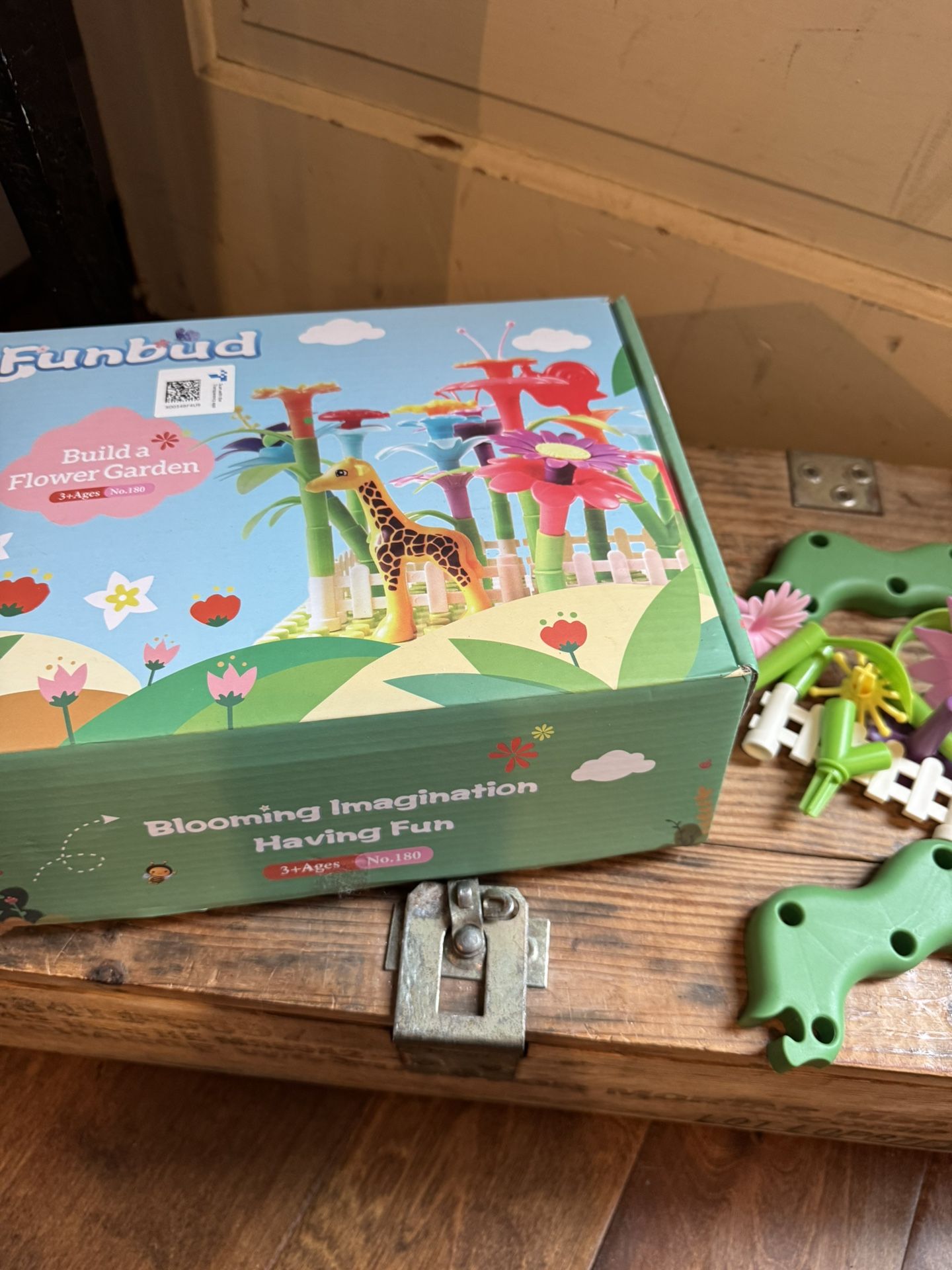 Funbud Build A Garden Set OVER 100 PIECES BUT NO GIRAFFE.