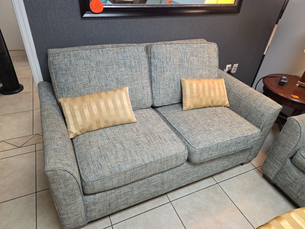 Loveseat Gray In Excellent Conditions For Sale 