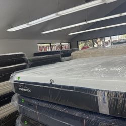 CALIFORNIA KING SIZE TEMPURPEDIC LUXEADAPT (SOFT) MATTRESS & BOX SPRINGS BED SET