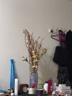 Jarrón con flores decorativo