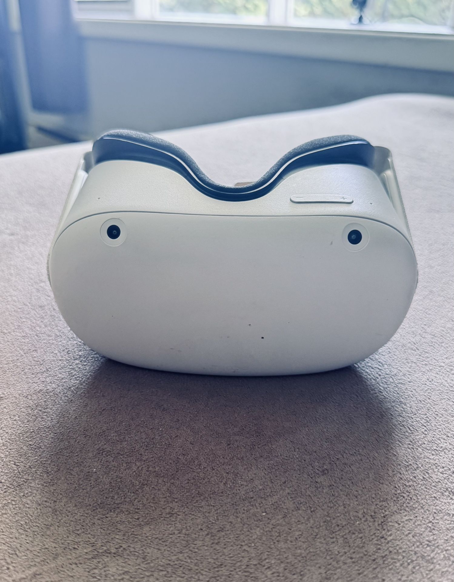 Oculus Quest 2 256GB Advanced All-in-one VR Headset - White with charger.