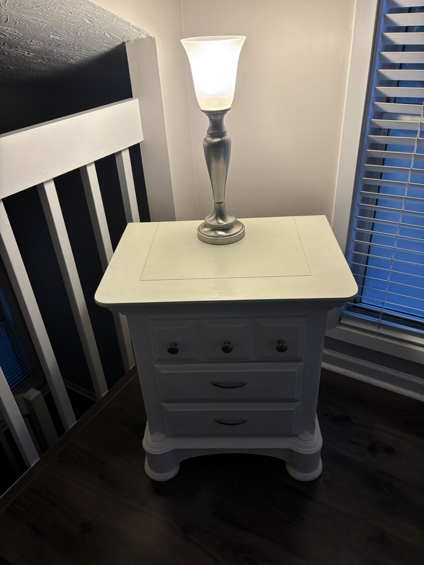 End Table/Nightstand With Lamp