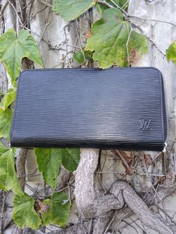 Authentic Louis Vuitton EPI leather Zippy wallet in Black