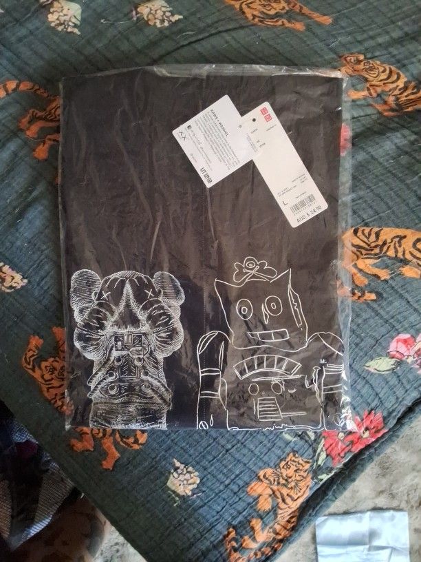 KAWS X Uniqlo Warhol UT Graphic T-shirt Size LARGE