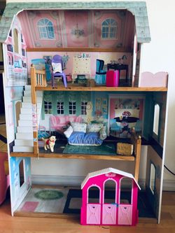 Barbie house with accessories!