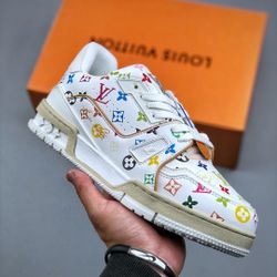 A pair of fashionable and versatile shoes