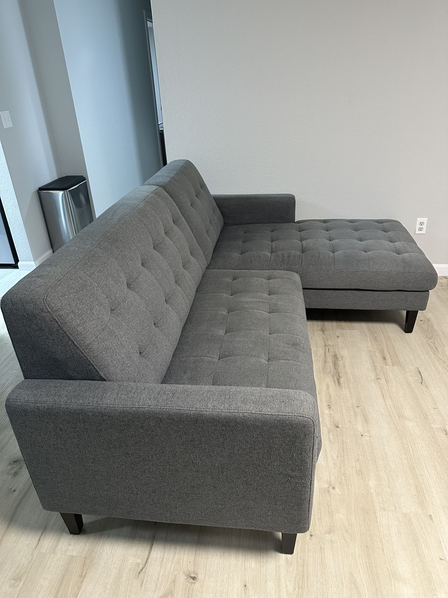 Dania Couch With Chaise