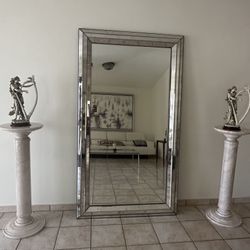 2 White Marmol Pedestal