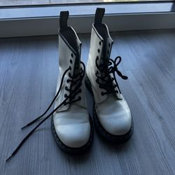 White Doc Martens Boots Women’s Size 7