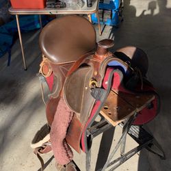 Gorgeous English riding saddle, heavy leather, superb, brass detailing