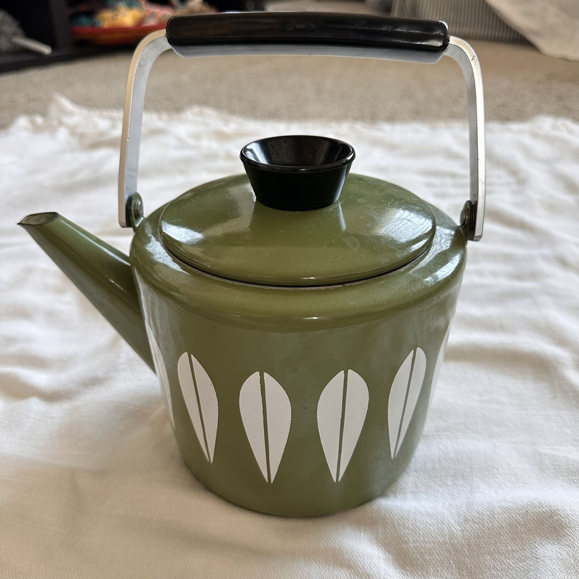 Catherineholm Lotus Pattern Tea Kettle Olive Green