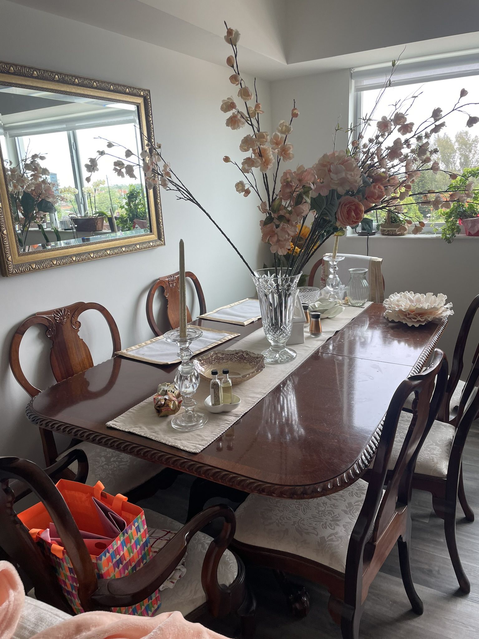 Dining Room Table & Chairs