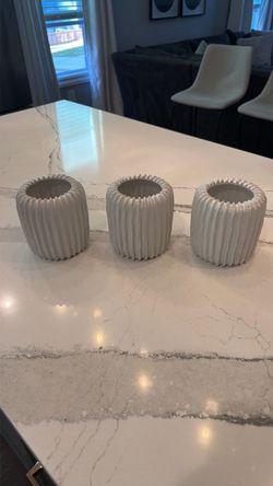 Set of three vases 5.00