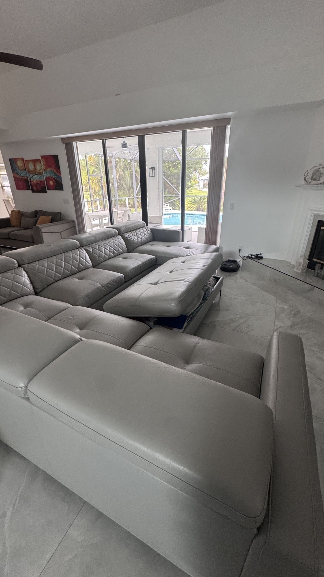 Used Living room set (Sofia Vergara)