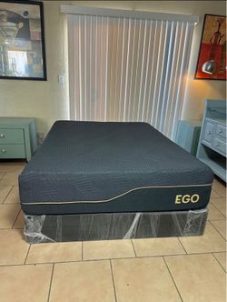 QUEEN SIZE SET, EGO. MEMORY FOAM LIKE NEW