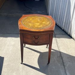 ANTIQUE BEDSIDE/END TABLE 