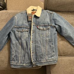 LEVI’S RELAXED FIT SHERPA TRUCKER JACKET