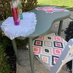 Vanity Table with removable mirror top - Chair Included !!  $50