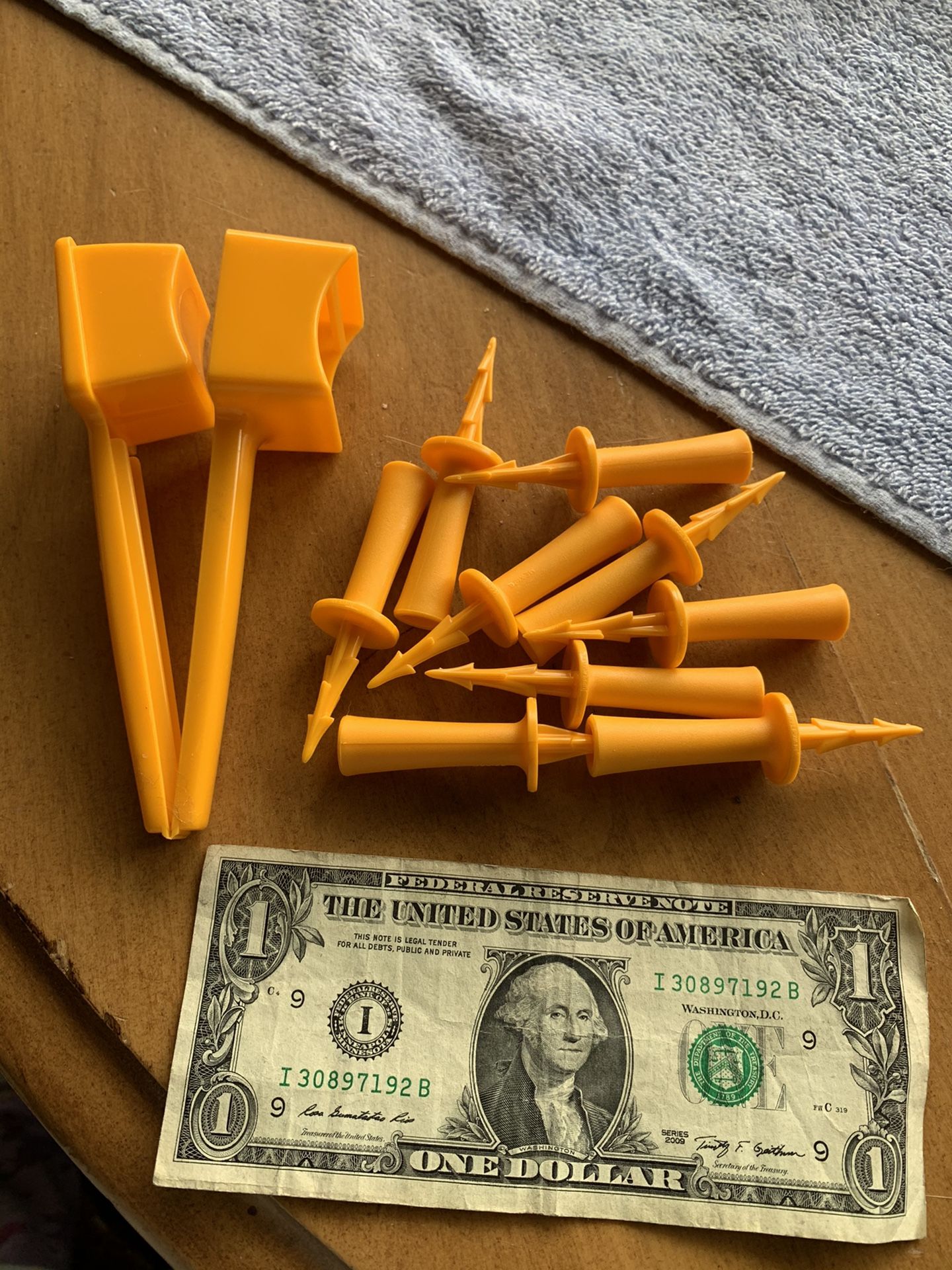 Tupperware butter spreader and 8 corn on the cob holders. Rochester wa