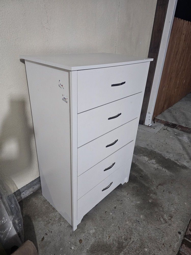 WOOD DRESSER WITH 5 DRAWERS COLOR WHITE STILL IN GOOD CONDITION NICE AND CLEAN IF SOMEONE INTERESTED PLEASE TEXT ME PLEASE 