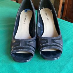 Ellen Tracy black size 7 1/2 designer pair of ladies shoes